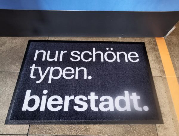 Bierstadt Doormat in Grau mit der BIERSTADT Typo für alle Typografie Begeisterten oder Wiesbadenlover